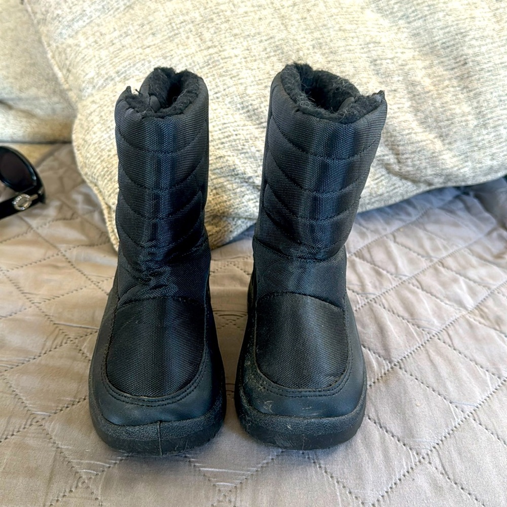 Black Velcro snow boots for toddler size 8. Never worn stored in garage.Like new